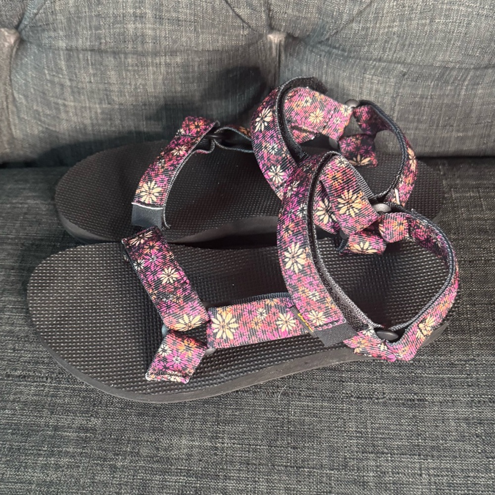 Teva black with maroon Floral Pattern universal Sandals. Women’s 6